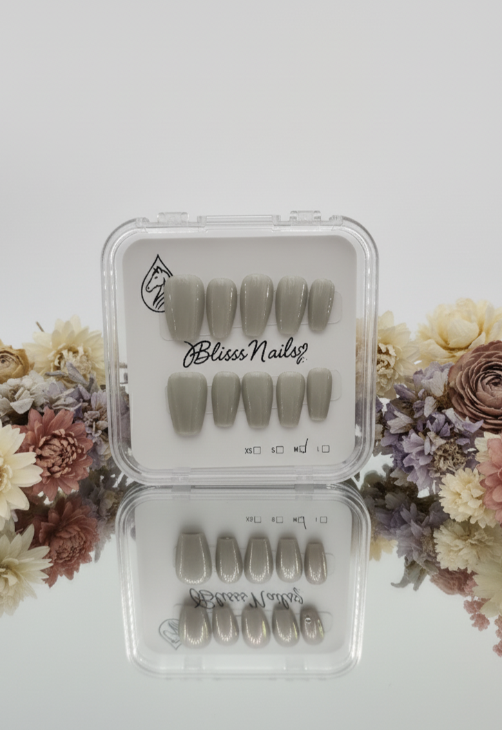 Blisss Nails' Press On Nails Creamy White Almond Shape with Cat Eye Efect